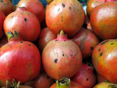 Kırmızı taze nar bir dükkana konur.