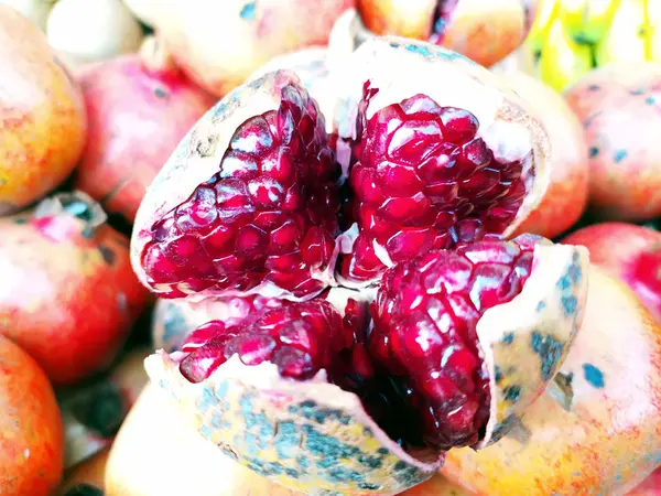 Red Fresh Sweet Pomegranate Put Shop — Stock Photo, Image