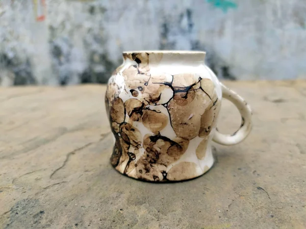 Una Taza Arcilla Aislada Sobre Fondo Piedra —  Fotos de Stock