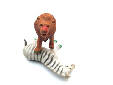 Çocuklar beyaz arka planda izole plastik oyuncak