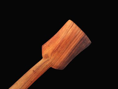 Siyah arkaplanda izole edilmiş ahşap bir spatula.