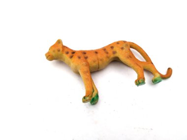 Çocuklar beyaz arka planda izole plastik oyuncak