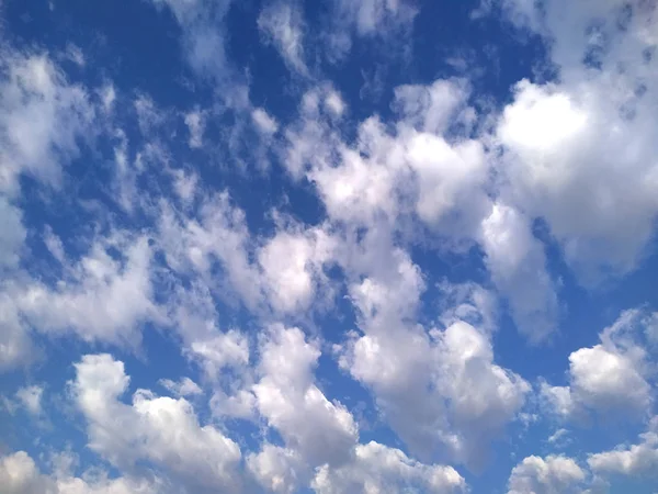 Weiße Glänzende Wolken Blauen Himmel — Stockfoto