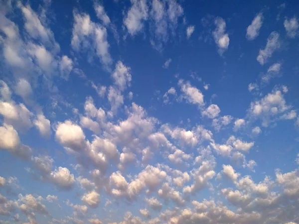 Białe Lśniące Chmury Błękitnym Niebie — Zdjęcie stockowe