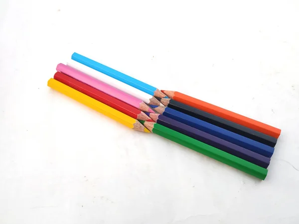 许多彩色木制铅笔装在一个黑色的盒子里 与白色背景隔离 — 图库照片