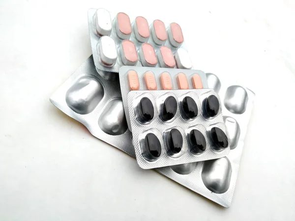 现实的药丸水泡 白色背景的胶囊 现实地模拟包装药品 止痛药 抗生素 维生素的药丸 — 图库照片