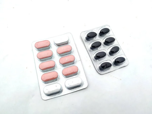 白い背景にカプセルと現実的な丸薬ブリスター カプセル 鎮痛剤の薬 抗生物質 ビタミンの現実的なモックアップ — ストック写真