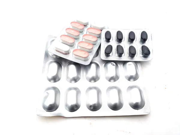 黒の背景にカプセルと現実的な丸薬ブリスター カプセル 鎮痛剤の薬 抗生物質 ビタミンの現実的なモックアップ — ストック写真