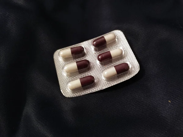 Realisztikus Tabletták Buborékcsomagolás Kapszulákkal Fekete Alapon Gyógyszerek Tabletták Kapszulák Fájdalomcsillapítók — Stock Fotó