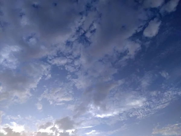 Φανταστικά Μαλακά Άσπρα Σύννεφα Ενάντια Στον Γαλάζιο Ουρανό — Φωτογραφία Αρχείου