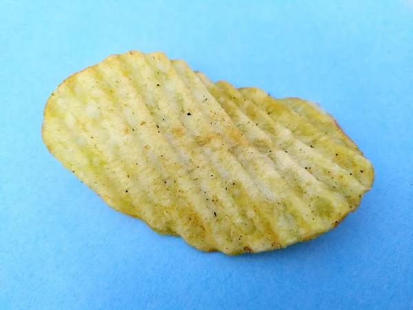 Eine Gelbe Kartoffelchips Essbare Nahrung Isoliert Auf Himmelblauem Hintergrund — Stockfoto