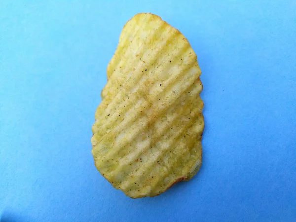 Eine Gelbe Kartoffelchips Essbare Nahrung Isoliert Auf Himmelblauem Hintergrund — Stockfoto