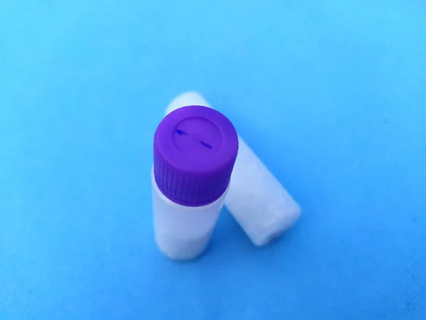 Fehér Műanyag Orvoslás Palack Elszigetelt Kék Háttér — Stock Fotó