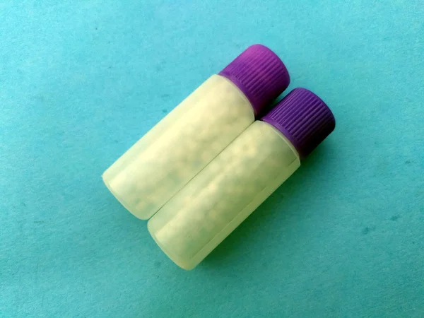 Белый Пластик Бутылку Лекарства Изолированы Голубом Фоне Неба — стоковое фото
