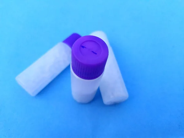Botol Obat Plastik Putih Diisolasi Latar Langit Biru — Stok Foto