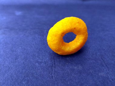 Kusursuz arka planda izole edilmiş bazı sarı yenilebilir yiyecekler.