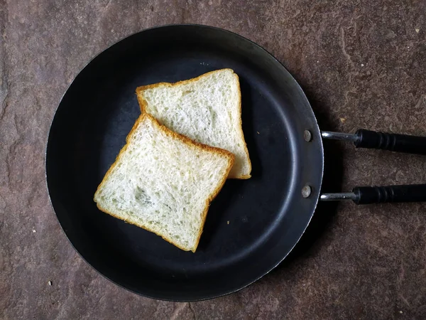 Taş Zemine Siyah Bir Tava Konmuş Beyaz Ekmek — Stok fotoğraf
