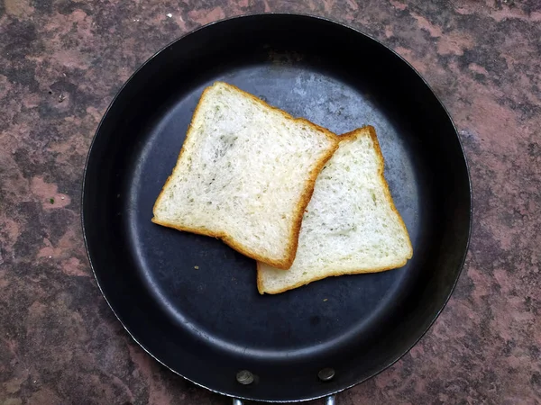 Ένα Λευκό Ψωμί Μαύρο Τηγάνι Πέτρινο Φόντο — Φωτογραφία Αρχείου
