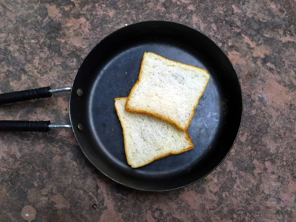 Taş Zemine Siyah Bir Tava Konmuş Beyaz Ekmek — Stok fotoğraf