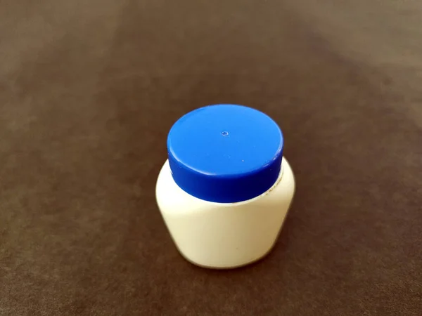 Botol Plastik Putih Dan Biru Diisolasi Pada Latar Belakang Mulus — Stok Foto