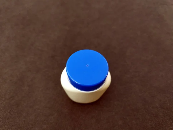 Egy Fehér Kék Műanyag Palack Zökkenőmentes Háttérrel — Stock Fotó