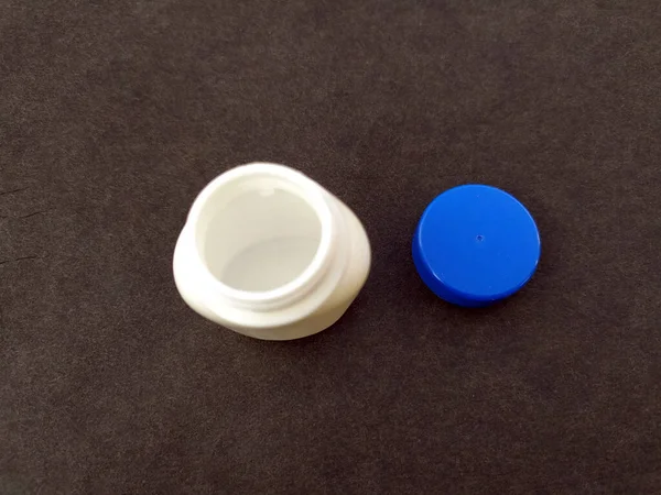 Egy Fehér Kék Műanyag Palack Zökkenőmentes Háttérrel — Stock Fotó