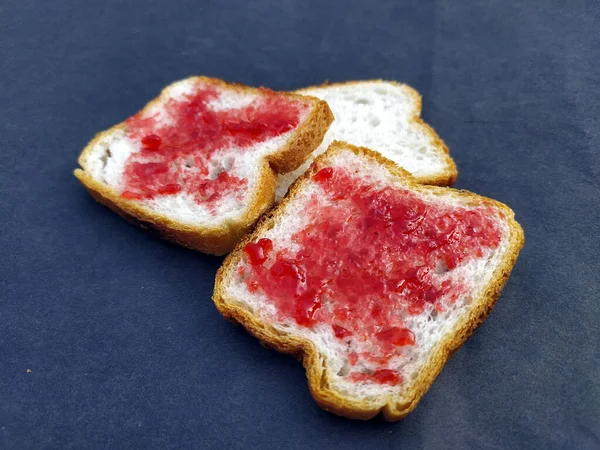 Білий Свіжий Хліб Червоним Джемом Ізольований Безшовному Фоні — стокове фото