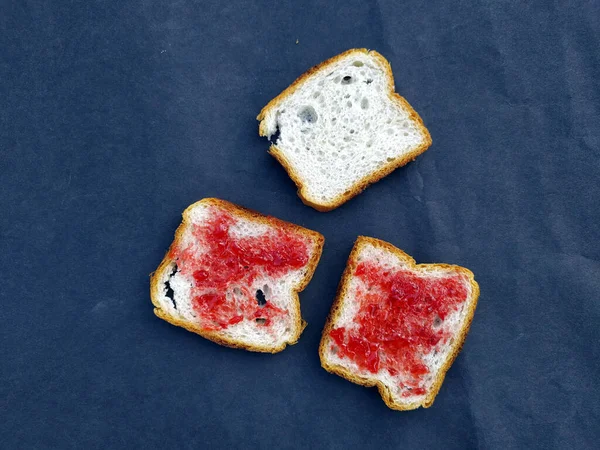 Pan Fresco Blanco Con Mermelada Roja Aislada Sobre Fondo Sin —  Fotos de Stock