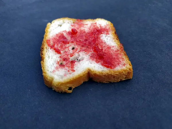 Ein Weißes Frisches Brot Mit Roter Marmelade Auf Nahtlosem Hintergrund — Stockfoto