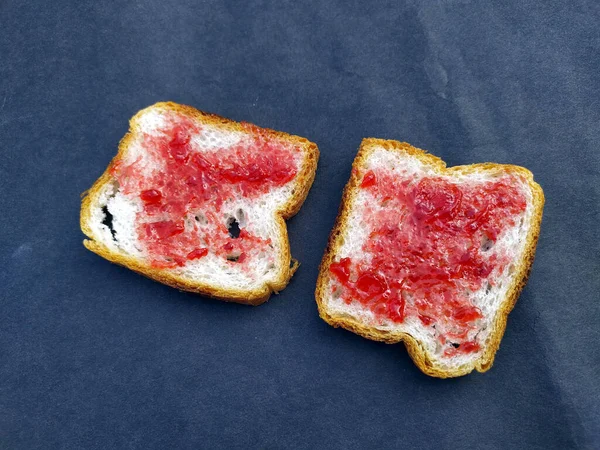 Λευκό Φρέσκο Ψωμί Κόκκινη Μαρμελάδα Που Απομονώνεται Αδιάλειπτη Βάση — Φωτογραφία Αρχείου