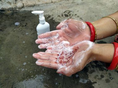 Corona 'dan başka ellerimizi yıkayan bir kadın.