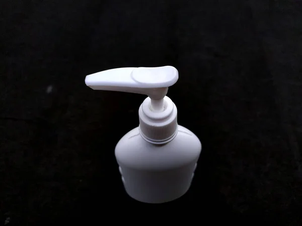 Botol Pembersih Tangan Plastik Putih Diisolasi Pada Latar Belakang Hitam — Stok Foto