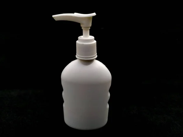 Botol Pembersih Tangan Plastik Putih Diisolasi Pada Latar Belakang Hitam Stok Gambar Bebas Royalti