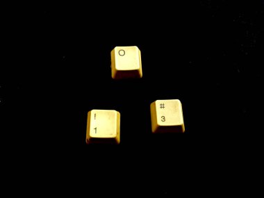 Siyah arkaplanda izole edilmiş bir bilgisayar klavyesi harfi