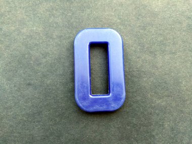 Siyah arkaplanda izole edilmiş İngilizce plastik alfabe harfi