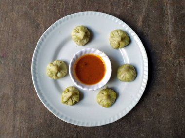 Kırmızı turşulu tabağa konmuş taze yiyecekler.