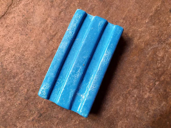 Μπλε Χρώμα Πανί Σαπούνι Πλύσης Απομονωμένο Πέτρα Φόντο — Φωτογραφία Αρχείου