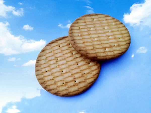 Трохи Солодкого Свіжого Печива Блакитним Небом Хмарним Фоном — стокове фото