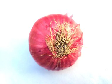 Beyaz arka planda izole edilmiş taze sağlıklı kırmızı soğan.