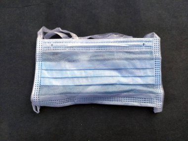 Yüz maskesi ve el dezenfektanı siyah arkaplanda izole edildi