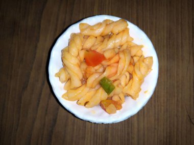 Taze sağlıklı yiyecekler. Beyaz bir kaseye koyun.