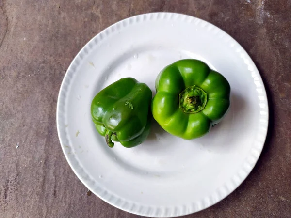 Wat Verse Gezonde Groene Peper Een Witte Plaat Gedaan — Stockfoto