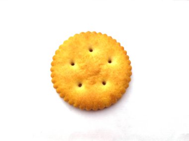 Beyaz üzerine izole edilmiş bir yığın tatlı yemek sindirim bisküvisi.