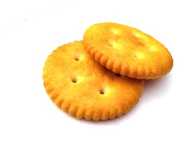 Beyaz üzerine izole edilmiş bir yığın tatlı yemek sindirim bisküvisi.