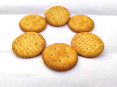 Beyaz üzerine izole edilmiş bir yığın tatlı yemek sindirim bisküvisi.