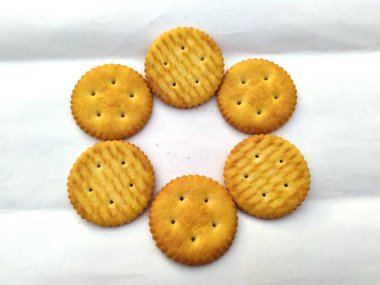 Beyaz üzerine izole edilmiş bir yığın tatlı yemek sindirim bisküvisi.