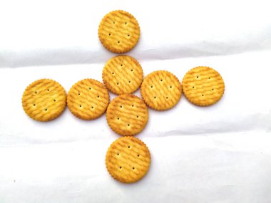 Beyaz üzerine izole edilmiş bir yığın tatlı yemek sindirim bisküvisi.