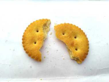 Beyaz üzerine izole edilmiş bir yığın tatlı yemek sindirim bisküvisi.