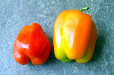 Taştan arkaplanda çok renkli kapsicum izole edildi