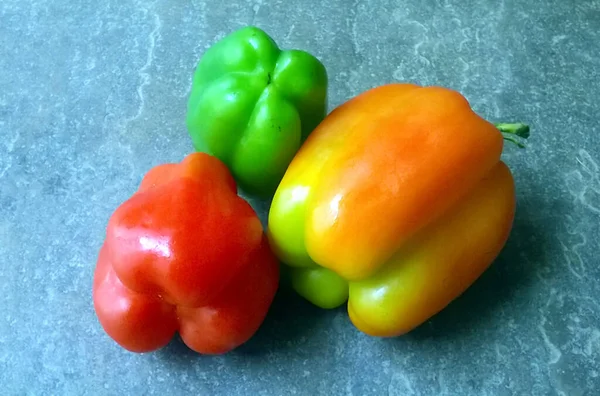 Multi Warna Capsicum Diisolasi Latar Belakang Batu — Stok Foto